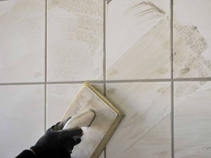 Fugenmörtel wird nach kurzer Zeit mit einem Schaumstoffbrett abgewaschen