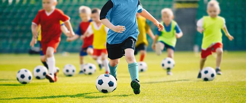 kinder spielen fussball