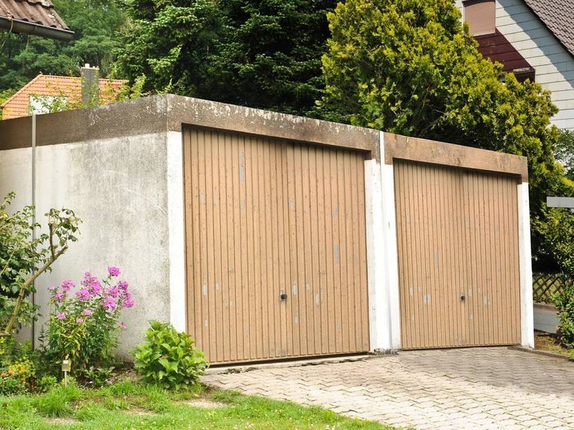 alte, renovierungsbedürftige doppelgarage