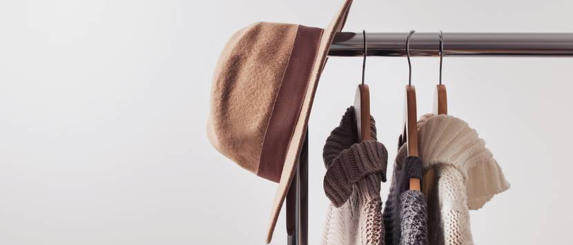 garderobe mit kleidung
