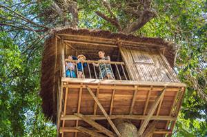 garten-fuer-kinder-gestalten-baumhaus-fuer-kinder