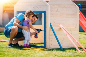garten-fuer-kinder-gestalten-spielhaus-selber-bauen