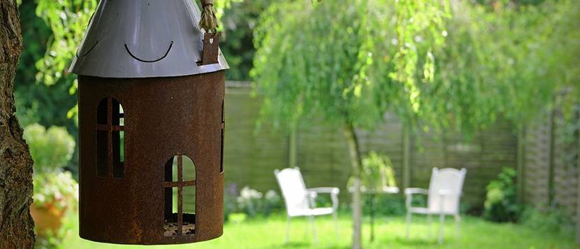 vogelhaeuschen im garten