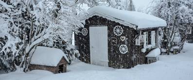 gartendeko-winter-schnee-gartenhaus