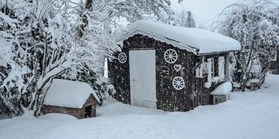 gartendeko-winter-schnee-gartenhaus
