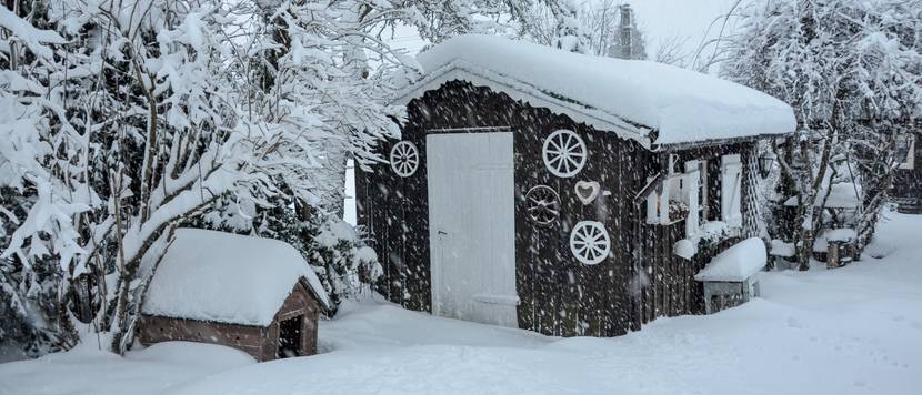 gartendeko-winter-schnee-gartenhaus