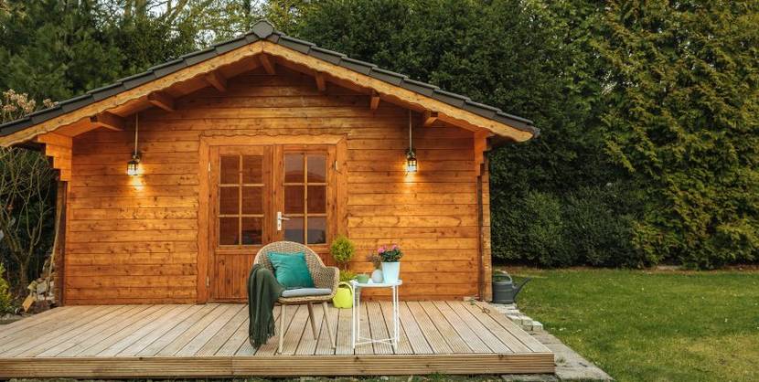 Gartenhaus aus Holz verschönern: Mit diesen Tipps gelingt es