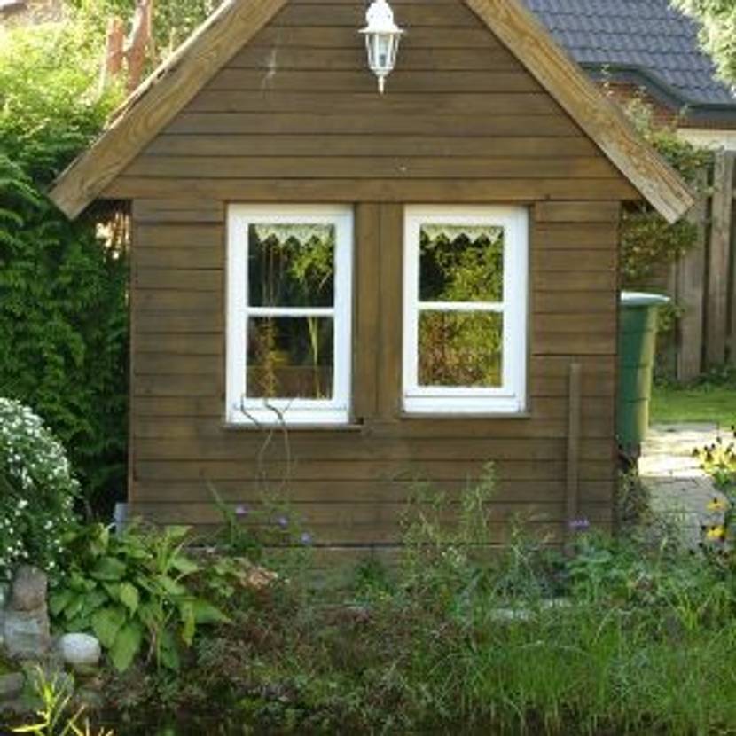 kleine einfache Gartenlaube