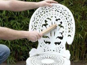 gartenmoebel-mit Drahtbürste abbürsten