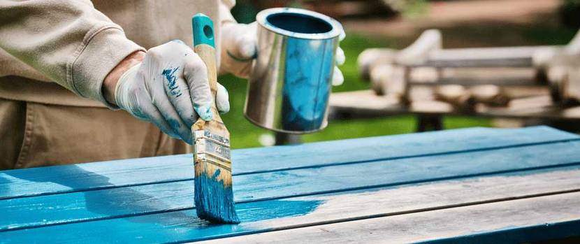 rohes Holz wird blau gestrichen – Gartenmöbel streichen