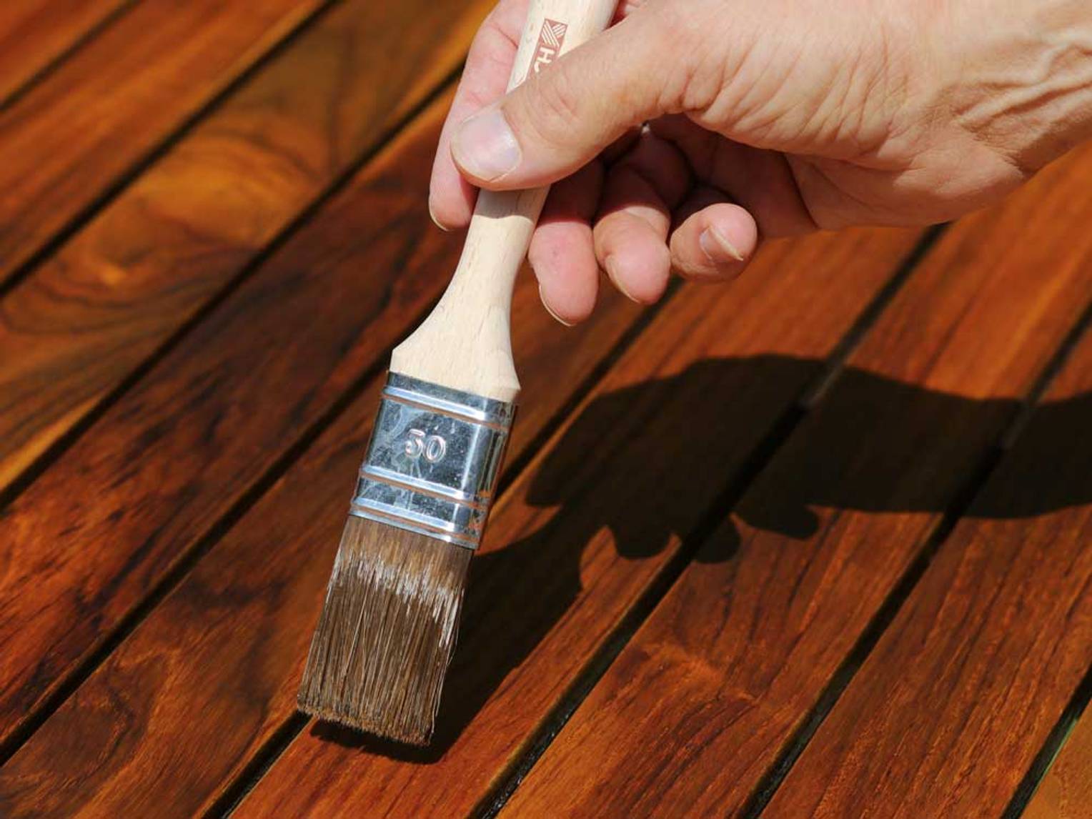 Gartenmöbel und Holzelemente für den Außenbereich streichen und pflegen heimwerker.de