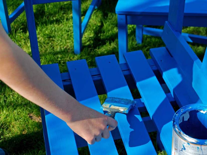 Gartenmöbel in kräftigem Blau gestrichen