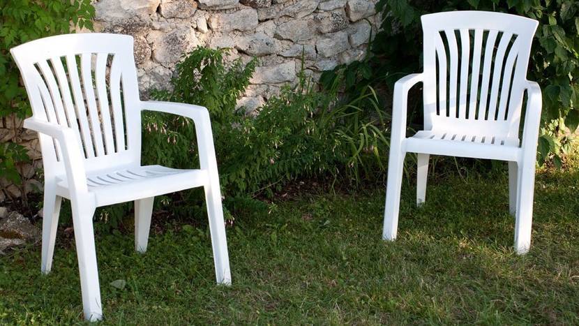 Gartenstühle aus Kunststoff reinigen