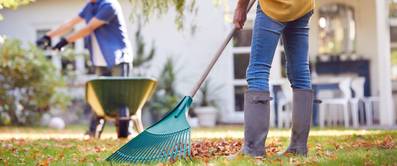 Mann und Frau bereiten ihren Garten für den Winter vor.