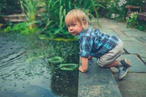 Mit einem Sicherheitsnetz, Sicherheitsgitter oder Sicherheitsabdeckung für den Teich reduzieren Sie Gefahren für Kinder deutlich.