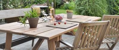 gartentisch aus holz mit stühlen