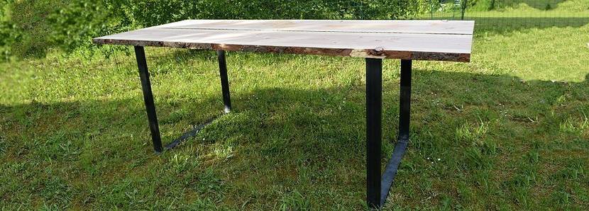 Gartentisch selber bauen aus Metall und Holzbohlen
