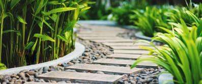 Gartenweg anlegen: In 5 Schritten zum eigenen Gartenweg