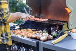 kleiner-gasgrill-mit-seitenbrenner