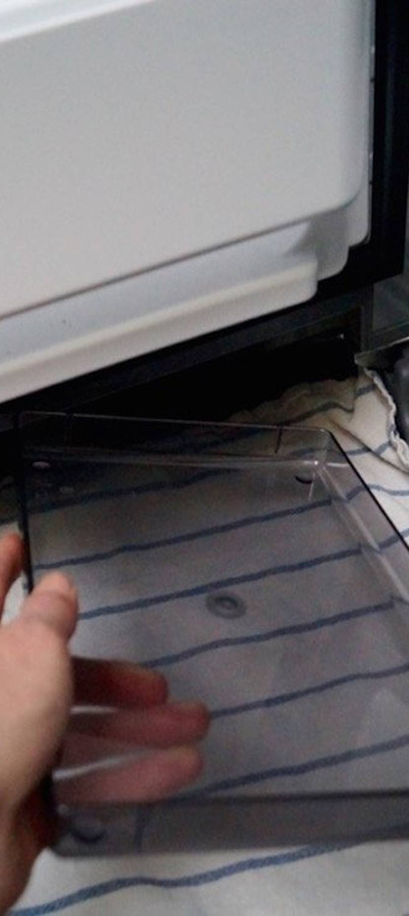 Gefrierschrank abtauen: Mit einer flachen Schale das Tauwasser auffangen.