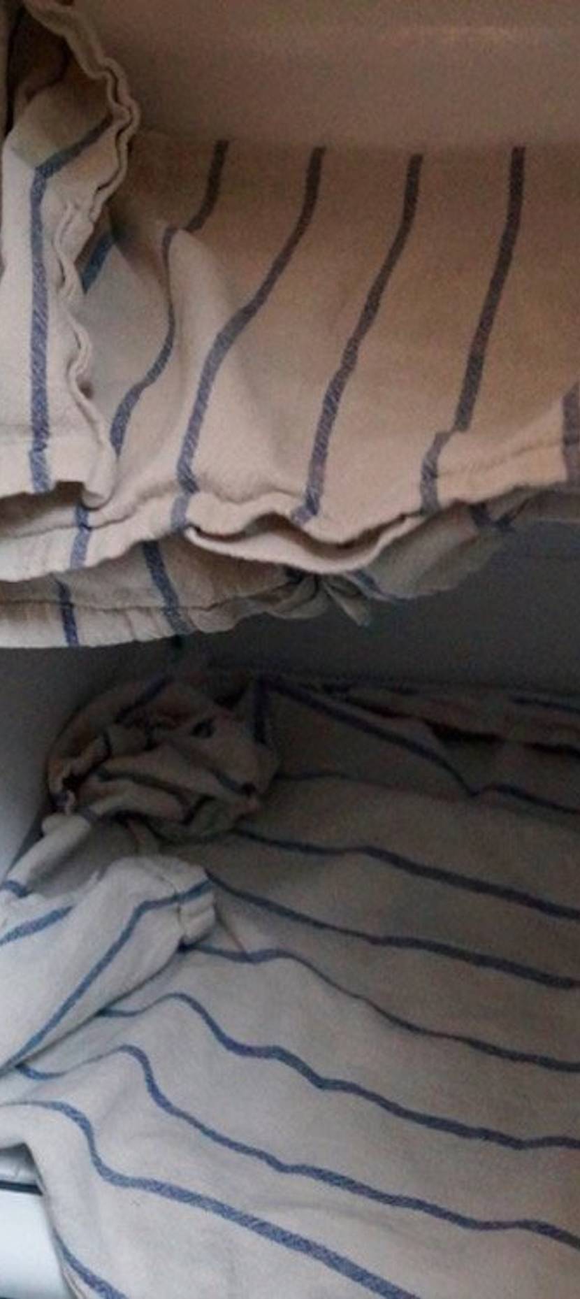 Gefrierschrank mit Küchentüchern auslegen um Wasser aufzusaugen.