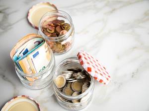 3 Gläser Konten mit Euro Scheinen, 2€ Münzen und Wechselgeld