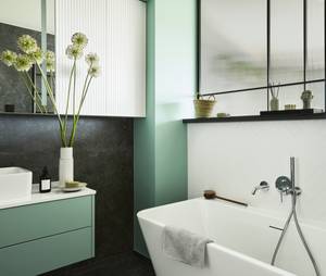 gemuetliches badezimmer mit badewanne