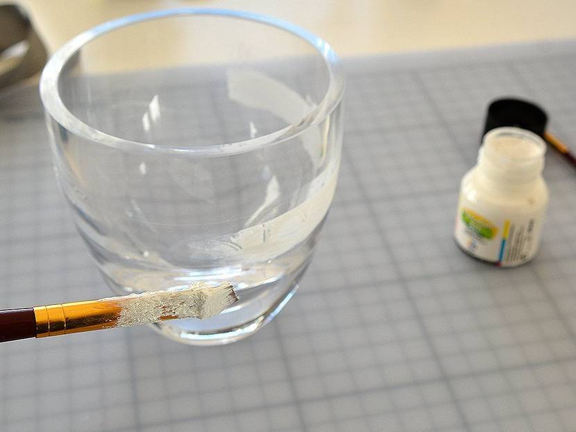 Eine Spirale aus Tesafilm kleben und bemalen.