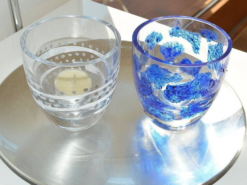 Fertig ist die spülmaschinenfeste Balkondeko in Blau-Weiß.