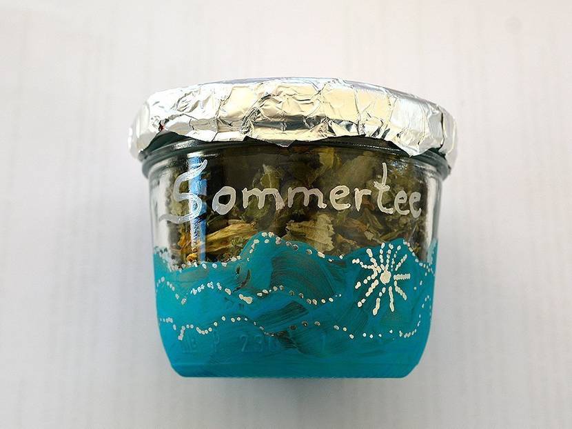 Einen Tee für jede Jahreszeit in selbstbemalten Gläsern.