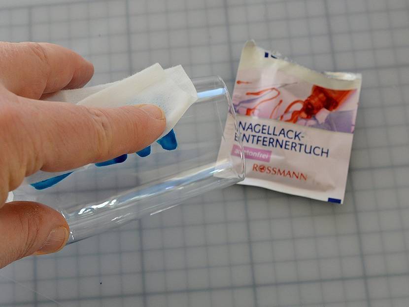 Mit Nagellackentferner wieder reinigen.