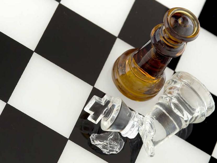 zerbrochene Schachfigur aus Glas
