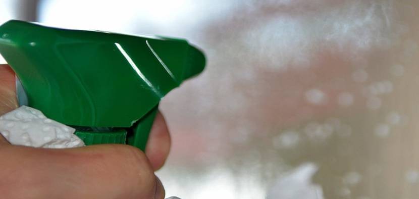 glasreiniger-wird-aufgesprueht