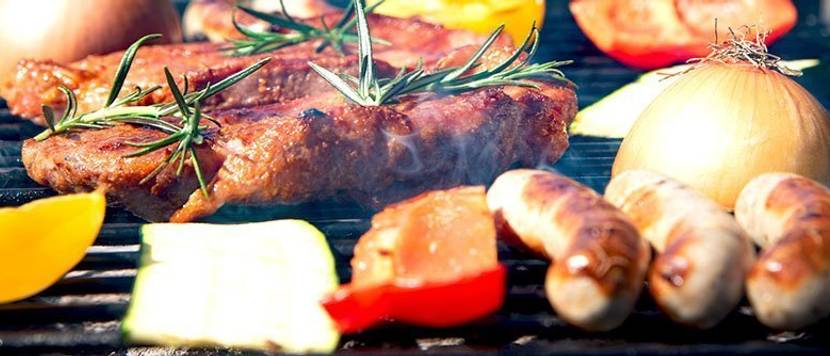 Gemüse und Steak am Grill beim grillen