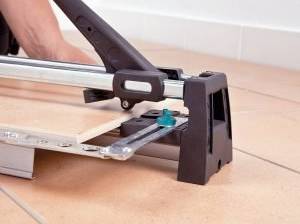 Arbeit mit einem Fliesenschneider