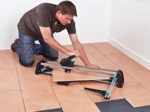Beim diagonalen Trennen ist ein sehr großer Fliesenschneider nötig.
