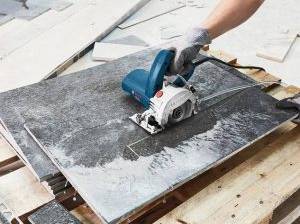 Profis benutzen einen Diamantschneider