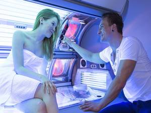 mitarbeiter und kundin im solarium