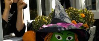 Halloween-Masken selber machen: Einfache Bastelanleitung in 4 Schritten
