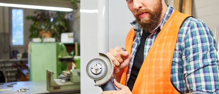 handwerker mit akku-winkelschleifer
