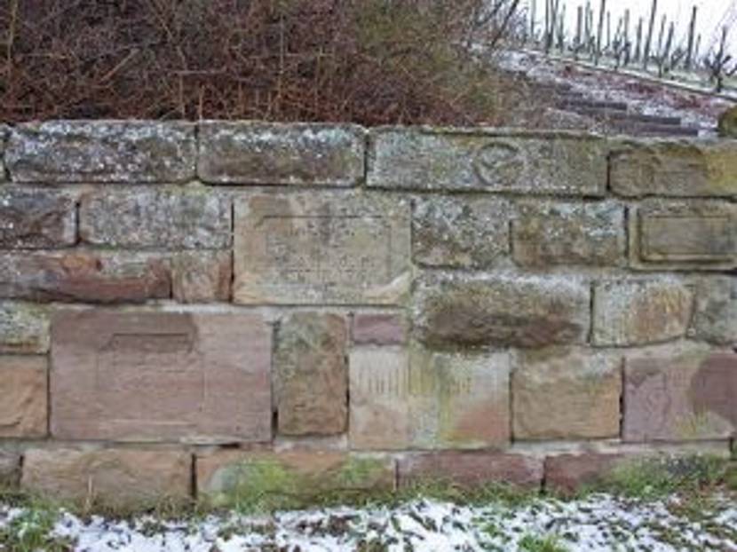 Trockensteinmauer am Weinberg