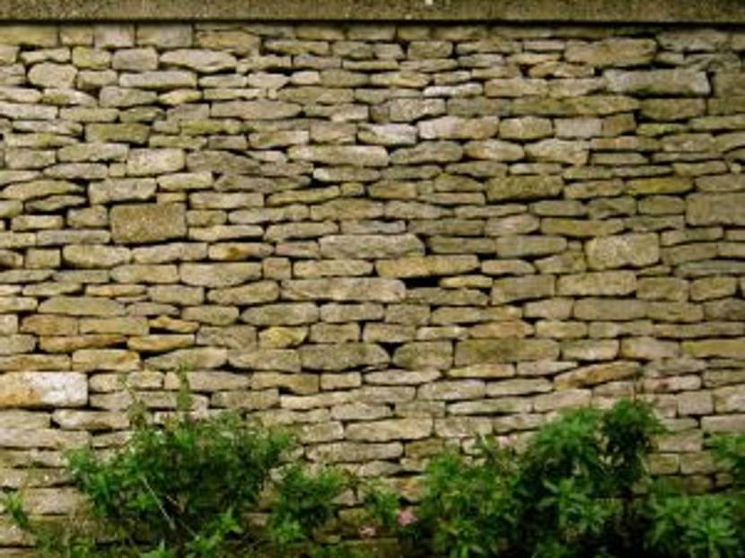 Trockensteinmauer mit Bruchsteinen