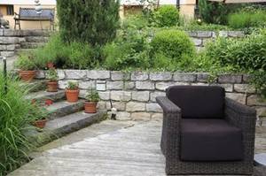 mehrere Stufen im Garten am Hang