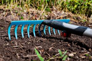 gartenharke zum auflockern des bodens