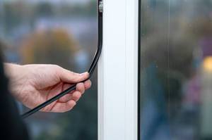 Gummidichtung eines Fensters wird erneuert