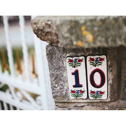 Straßenschilder und Hausnummern in zahlreichen Varianten von