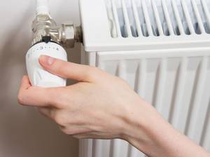 mechanisches Heizungsthermostat wird eingestellt