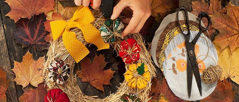 frau bastelt herbstkranz