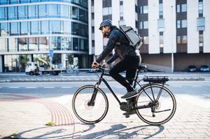 herren-e-bike-in-der-city