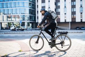 herren-e-bike-in-der-city